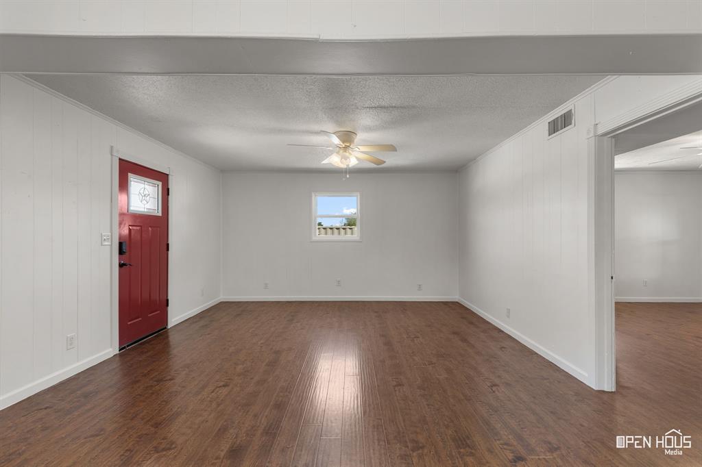 410 N Oak Street Property Photo 3