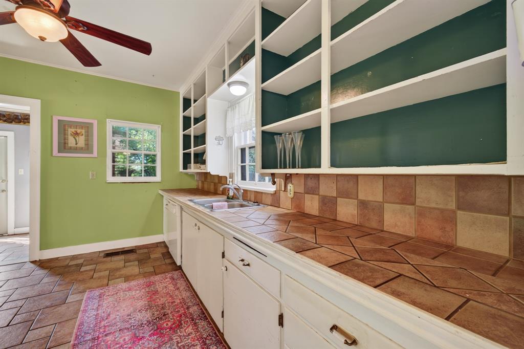 1018 Grand Avenue Property Photo 11
