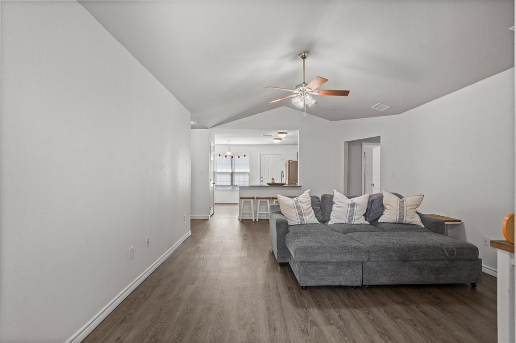 541 Foster Property Photo 4