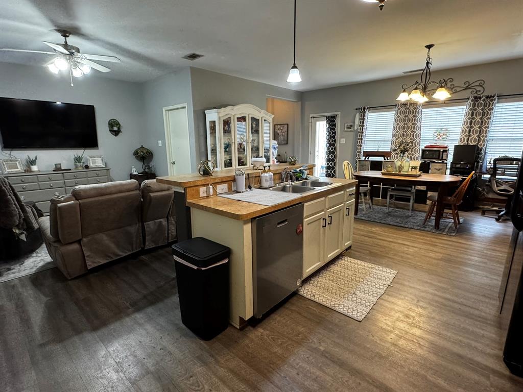 1225 Grand Central Parkway Property Photo 6