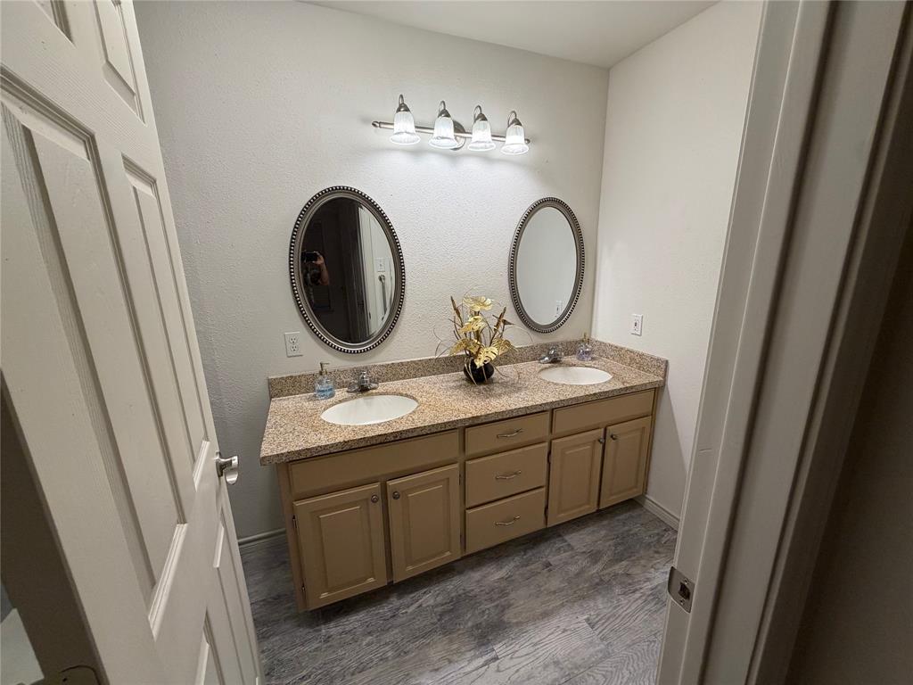 1107 Oxford Drive Property Photo 11