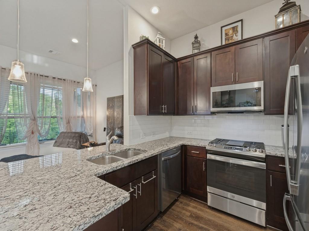 921 Hearthside Way Property Photo 5
