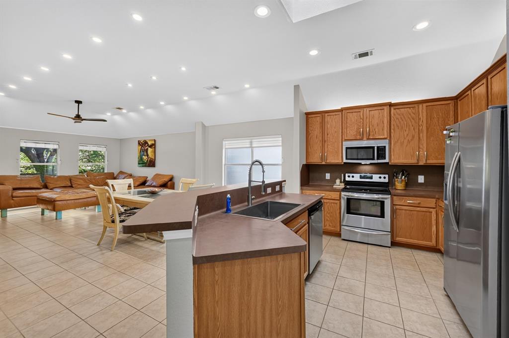 929 Warbler Property Photo 8