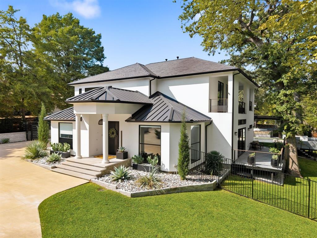 700 Garden Court Property Photo 1