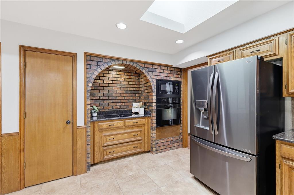 1516 Glastonbury Drive Property Photo 10