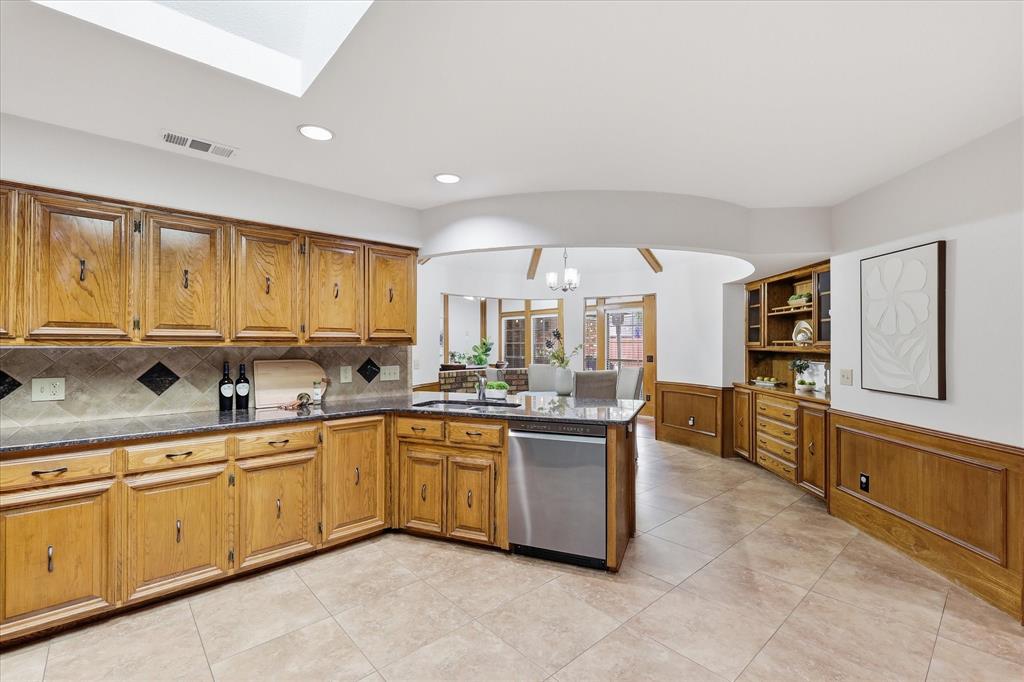 1516 Glastonbury Drive Property Photo 11