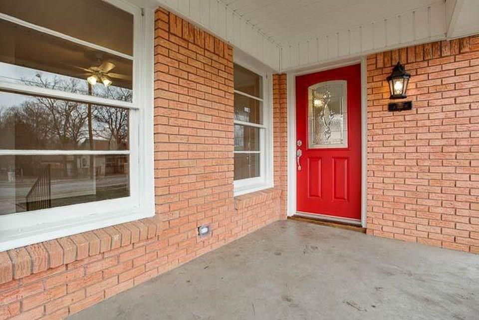 1311 S Edgefield Avenue Property Photo 2