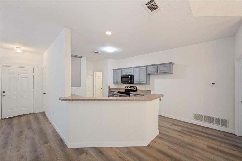 2104 Leslie Street Property Photo 9