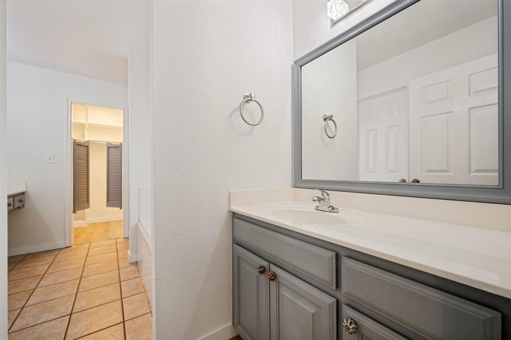 2104 Leslie Street Property Photo 18