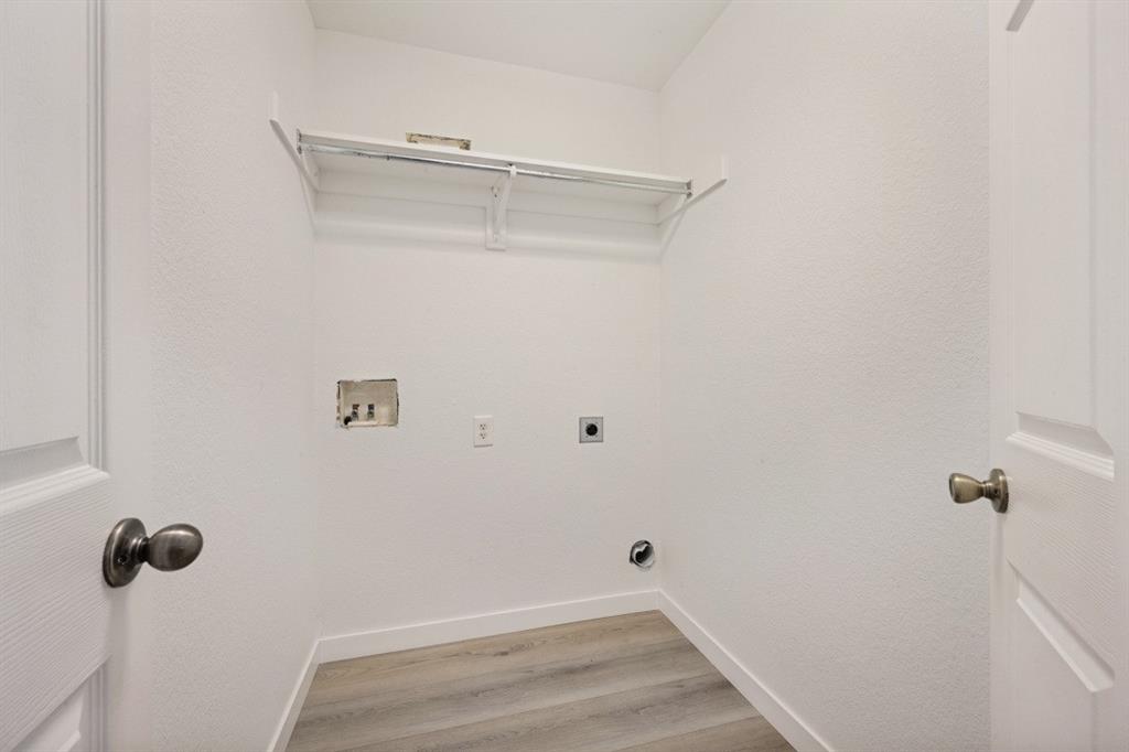 2104 Leslie Street Property Photo 20