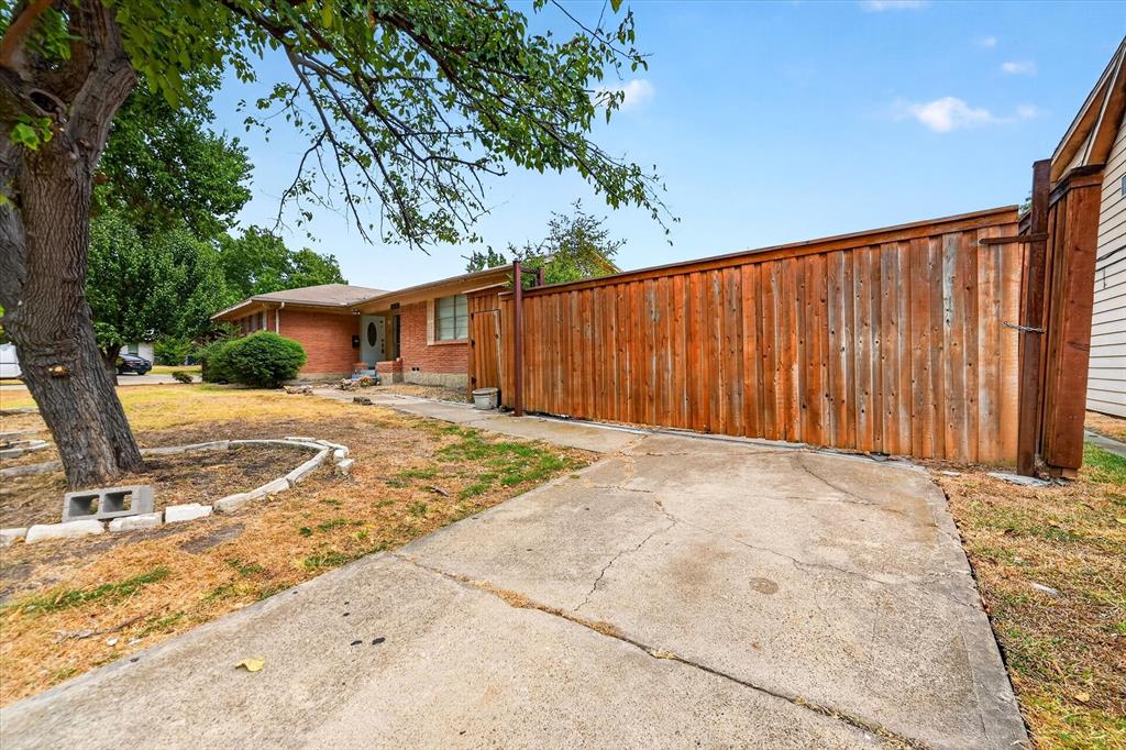2620 Greenland Drive Property Photo 3