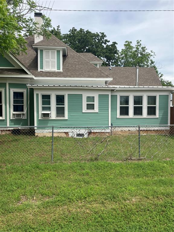 200 N Avenue C Property Photo 3
