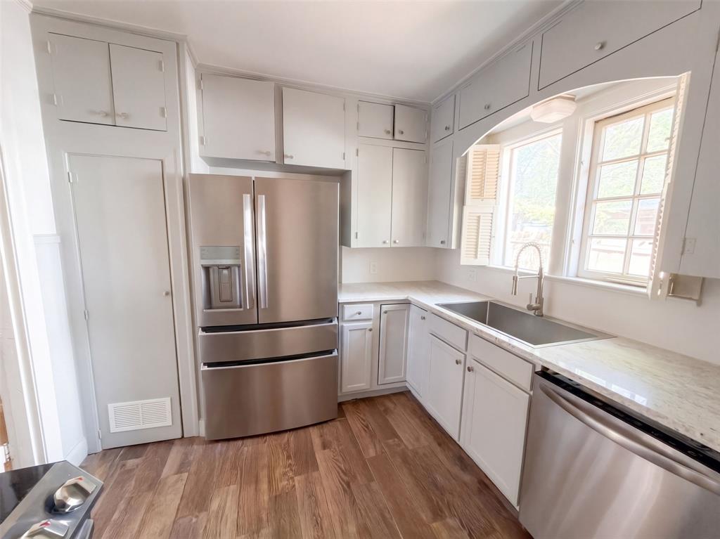 1113 S Sylvan Avenue Property Photo 2