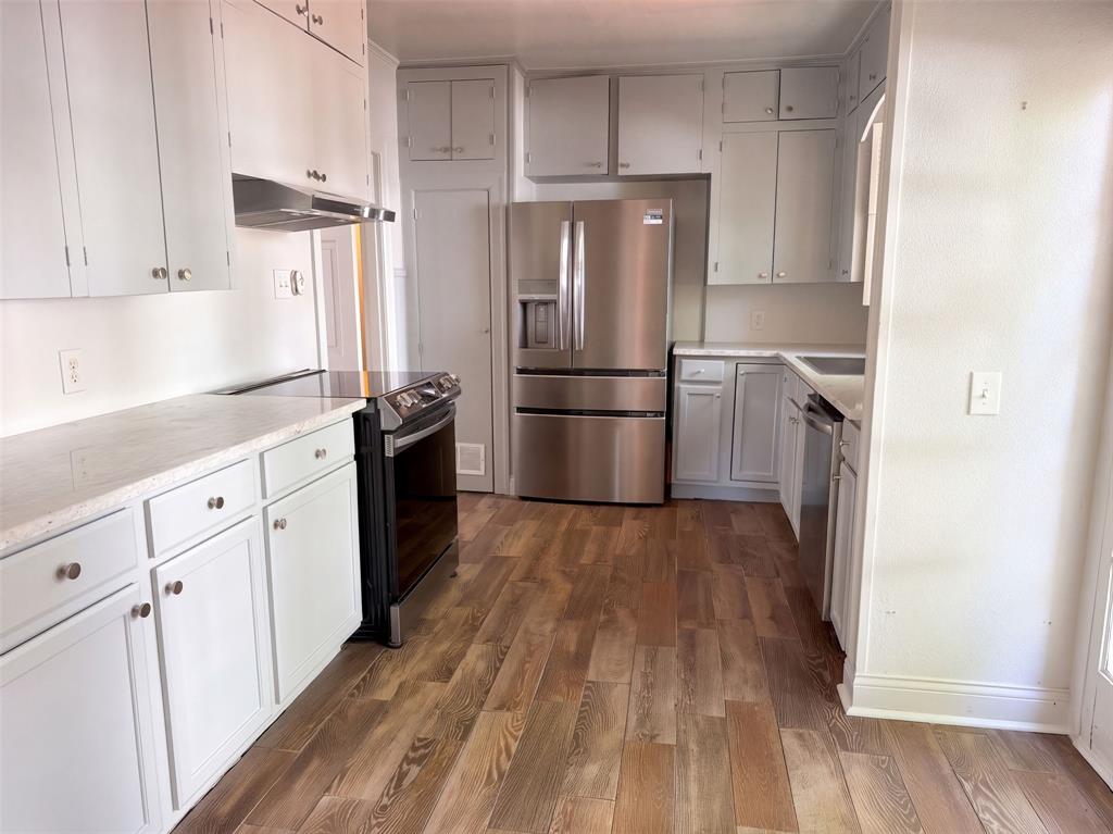1113 S Sylvan Avenue Property Photo 8