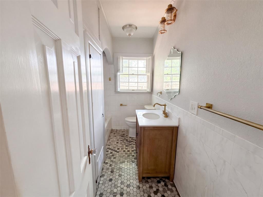 1113 S Sylvan Avenue Property Photo 26