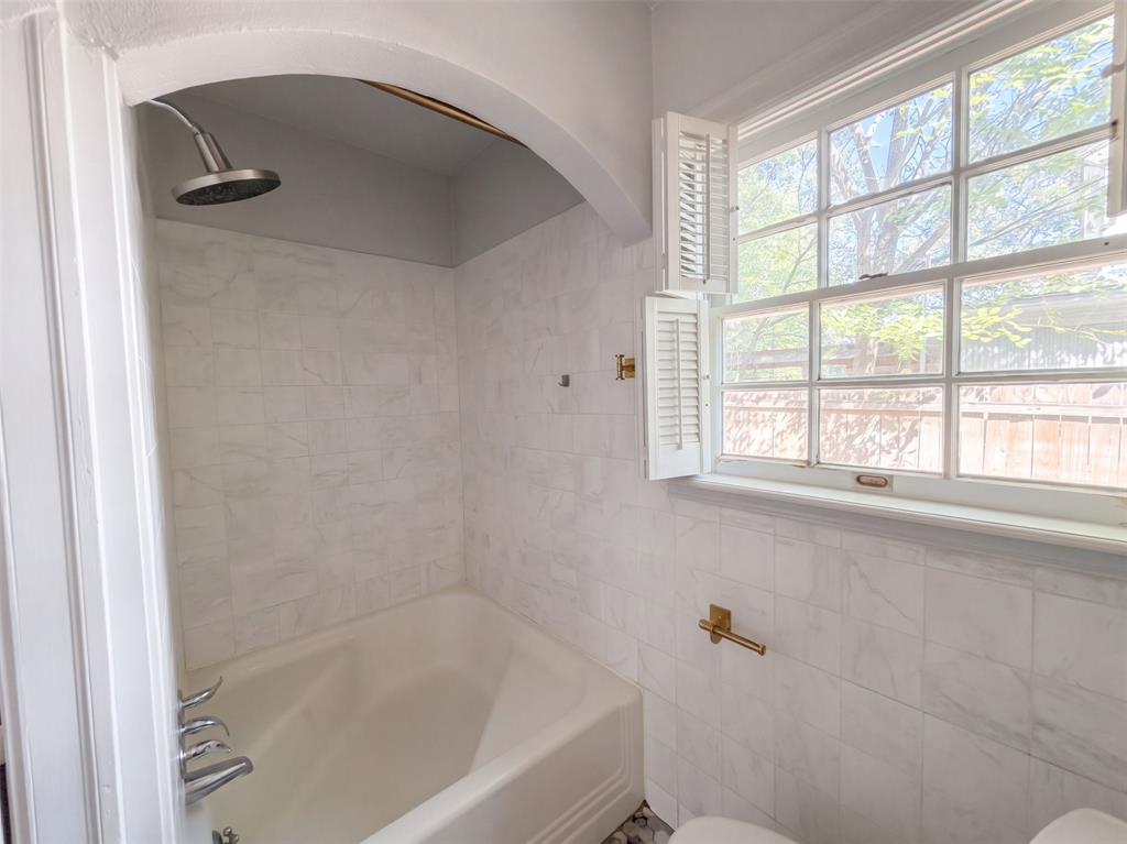 1113 S Sylvan Avenue Property Photo 27