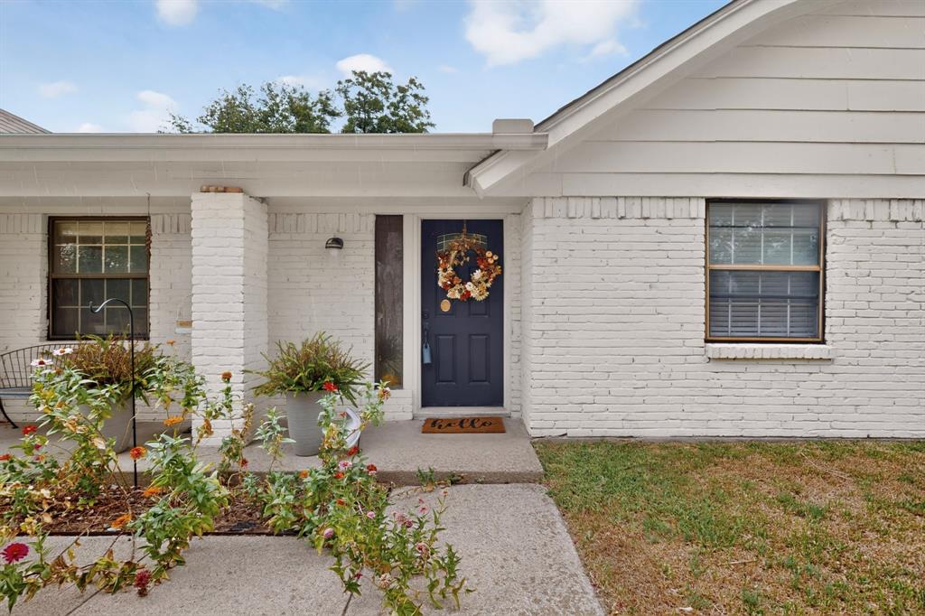 2060 Trailwood Drive Property Photo 1