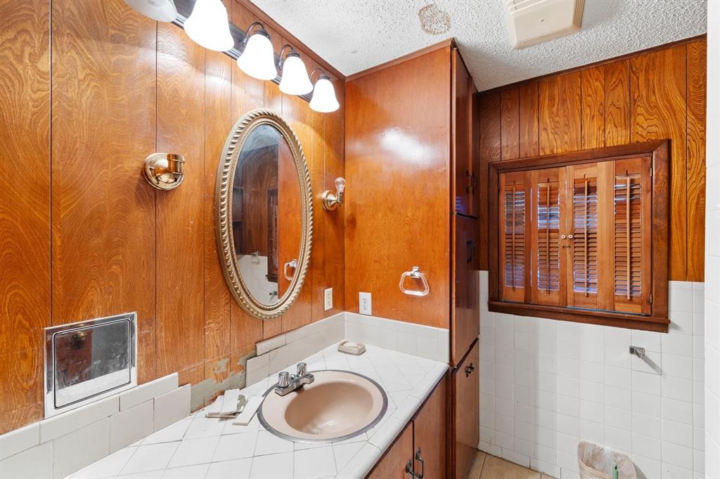 2617 Loraine Street Property Photo 16