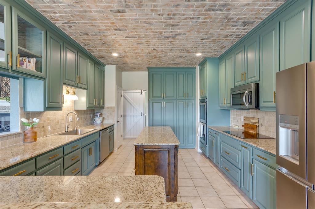 703 Country Club Drive Property Photo 5