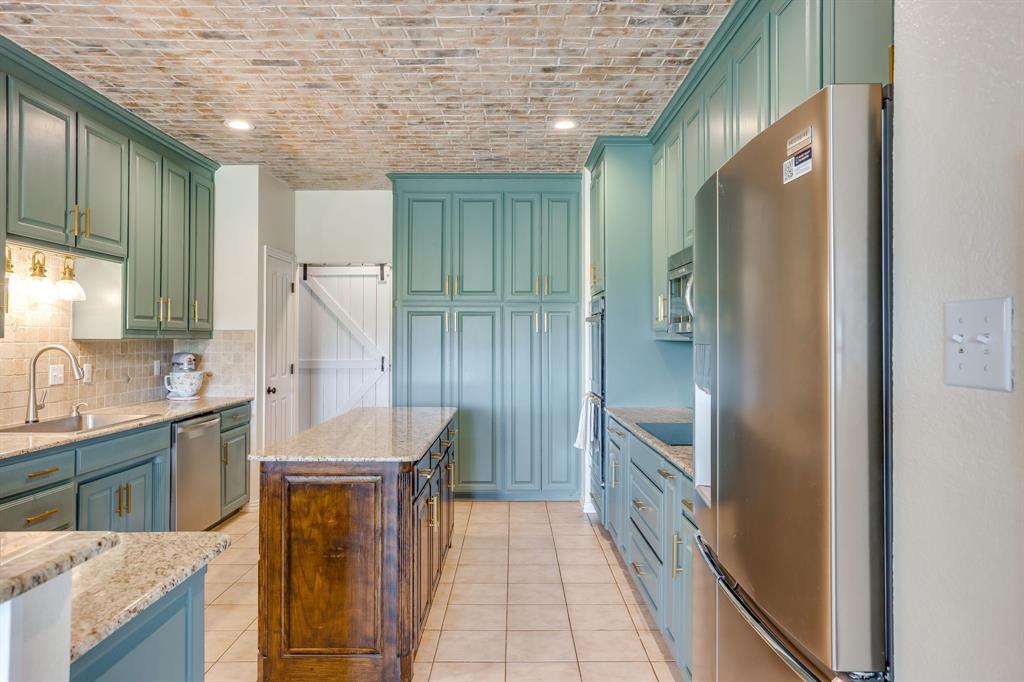 703 Country Club Drive Property Photo 16