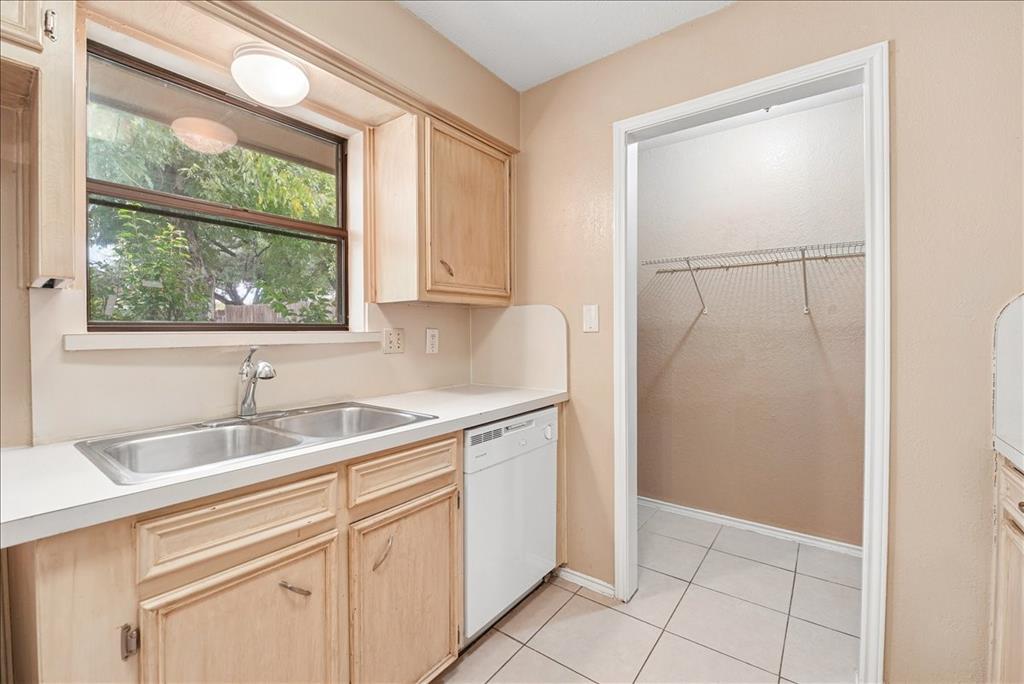 1408/1410 White Way Property Photo 6