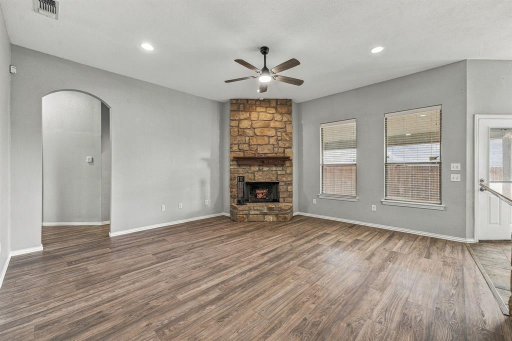 914 Winding Road Property Photo 6