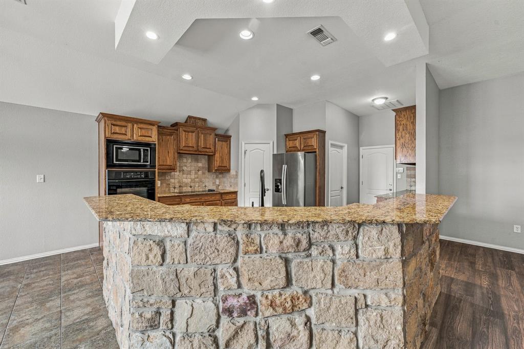 914 Winding Road Property Photo 10