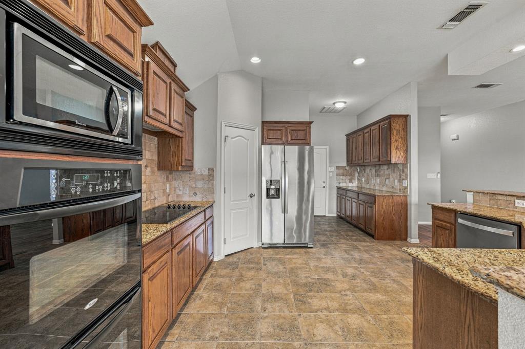 914 Winding Road Property Photo 11