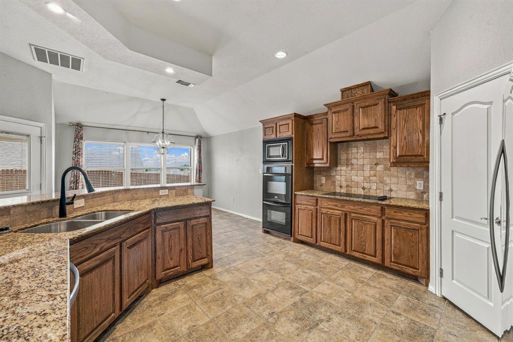 914 Winding Road Property Photo 12