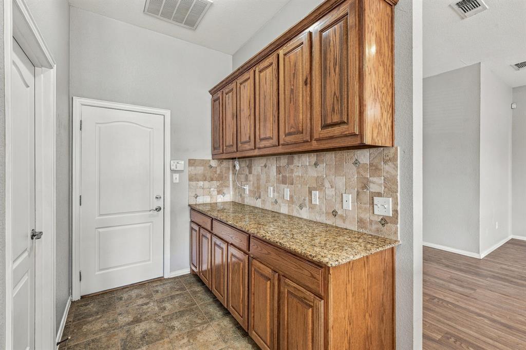 914 Winding Road Property Photo 13