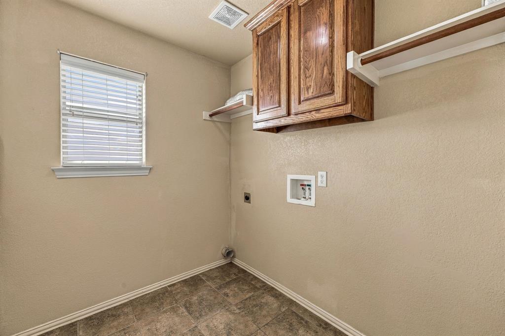 914 Winding Road Property Photo 14