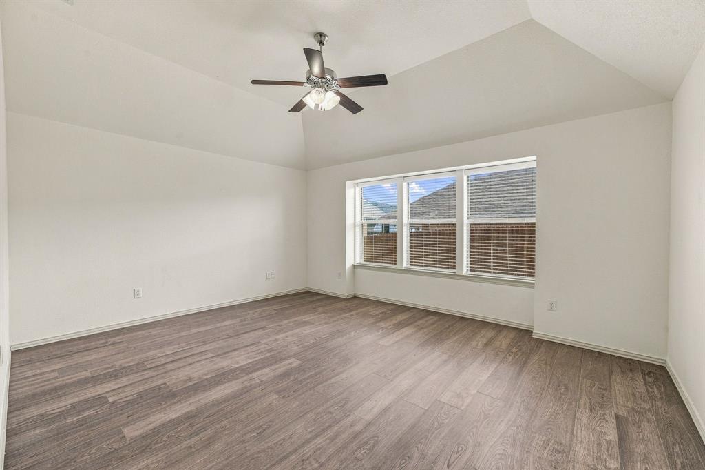 914 Winding Road Property Photo 15
