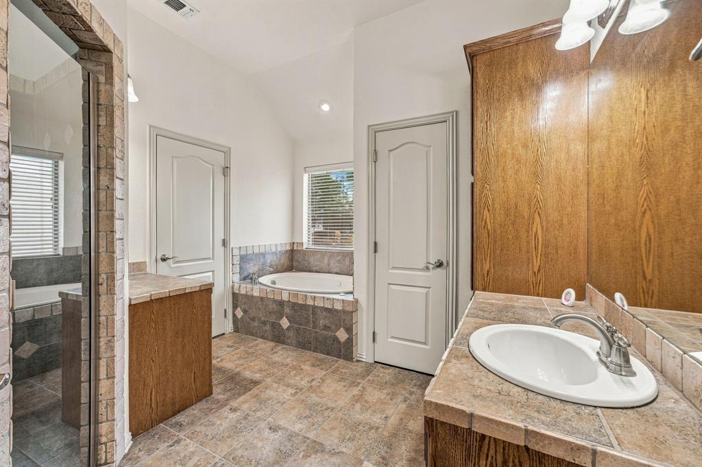 914 Winding Road Property Photo 18