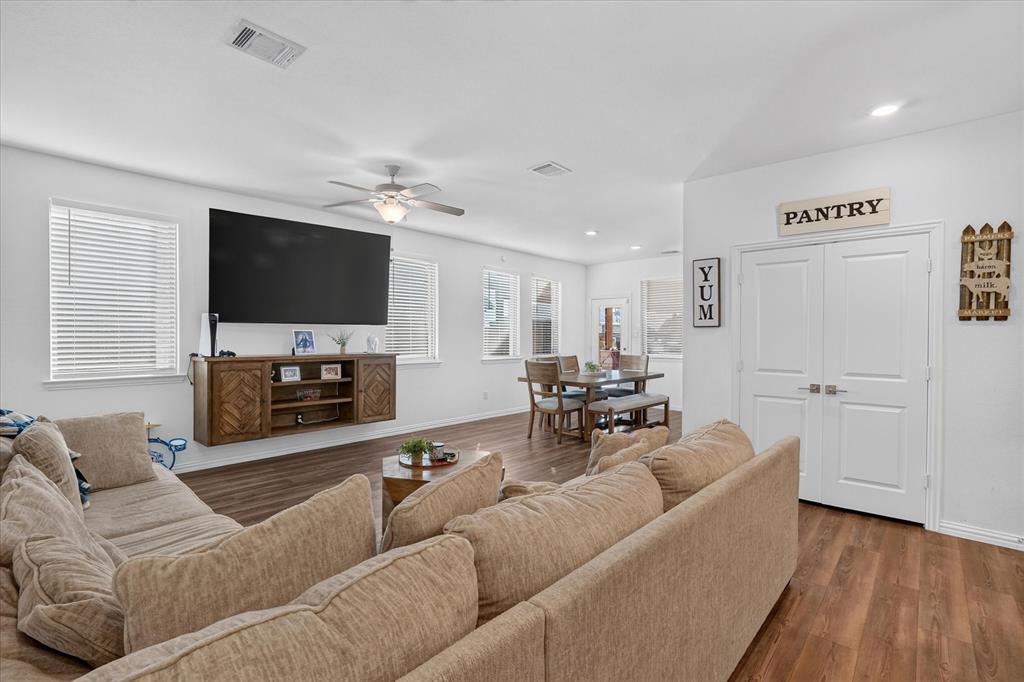1458 Martingale Lane Property Photo 12