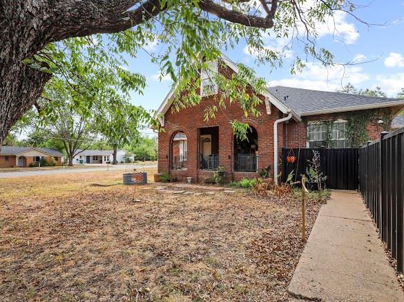 1100 W Walnut Street Property Photo 3