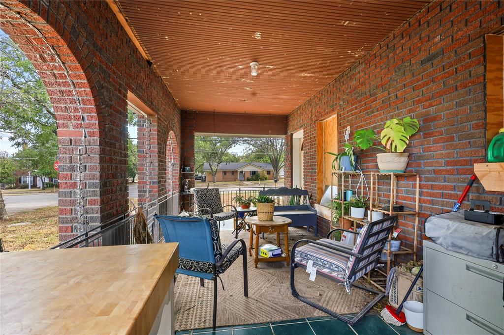 1100 W Walnut Street Property Photo 4