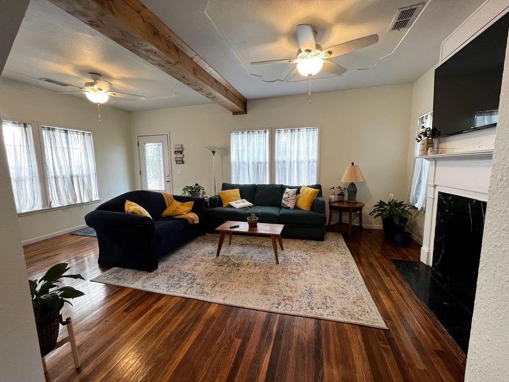 1100 W Walnut Street Property Photo 6