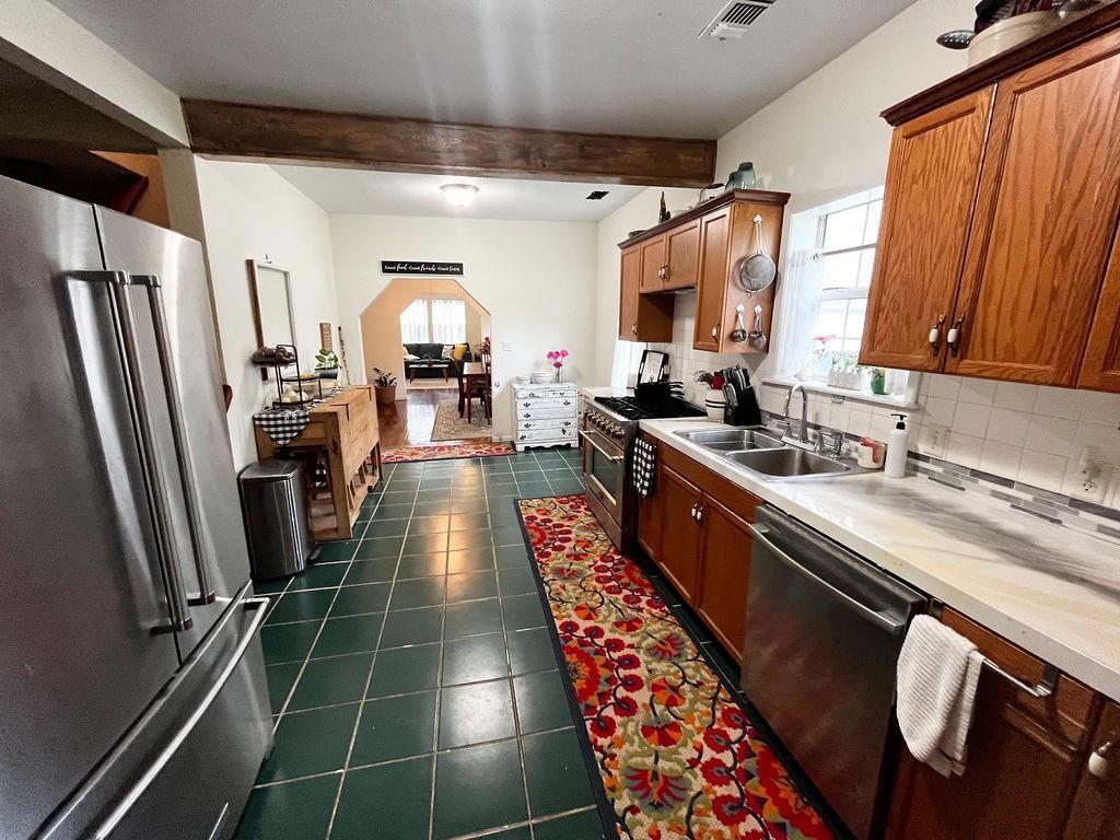 1100 W Walnut Street Property Photo 8