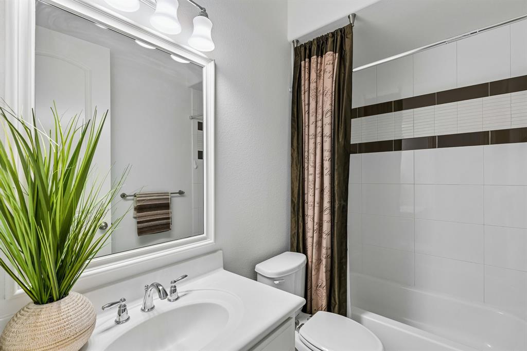605 Royal Glen Drive Property Photo 10