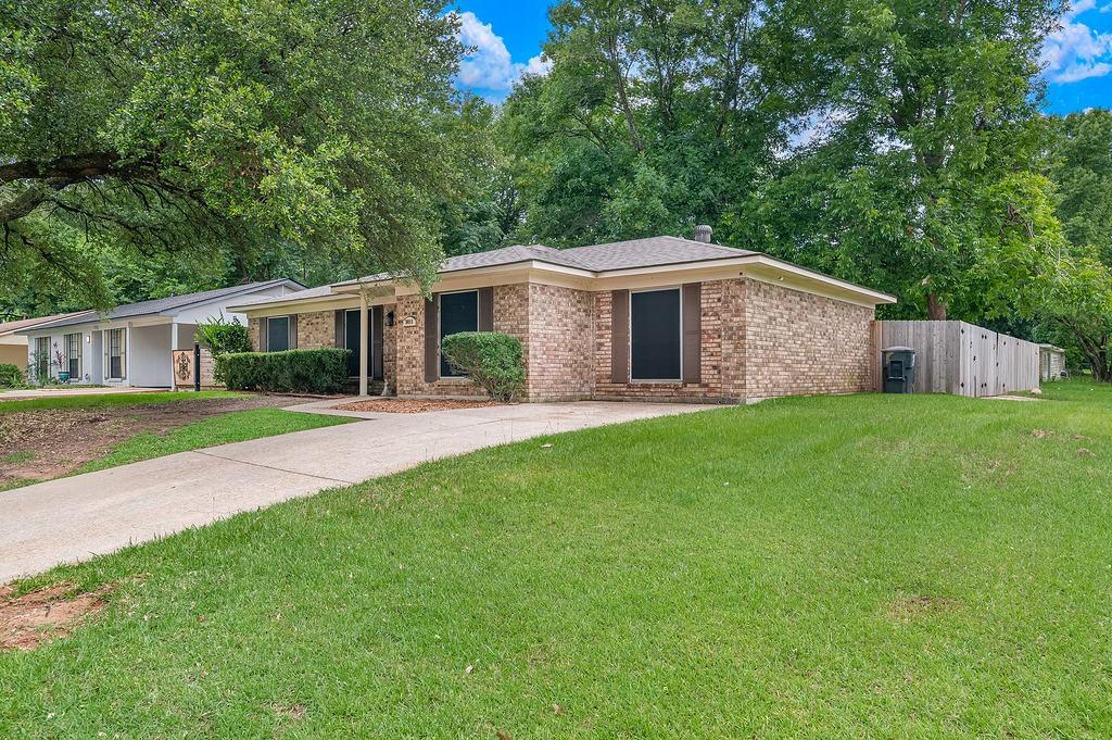 9000 Lone Oak Drive Property Photo 1