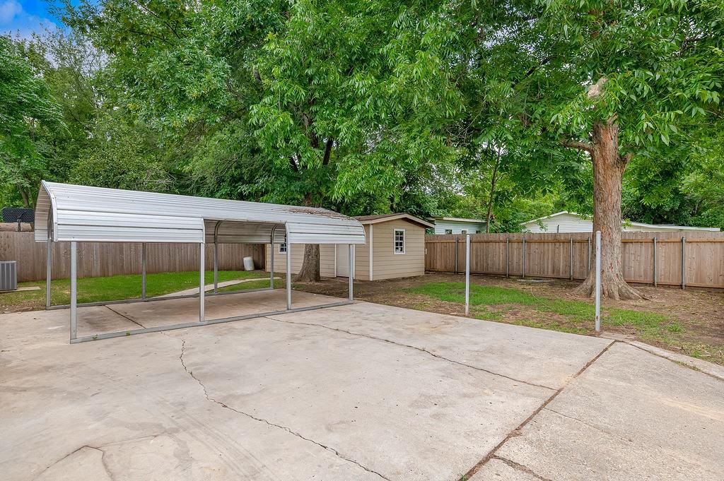 9000 Lone Oak Drive Property Photo 17