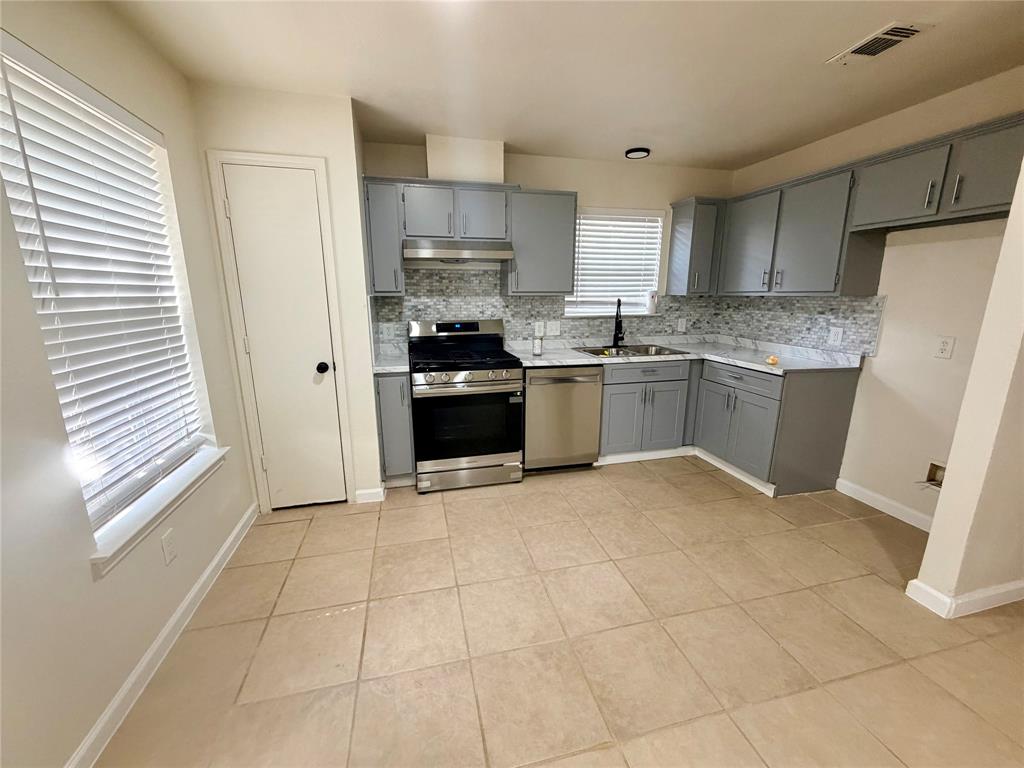 1036 El Triumfo Street Property Photo 11