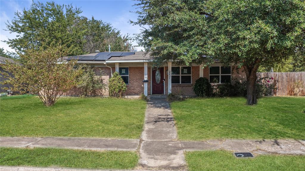 2201 Linwood Lane Property Photo 1
