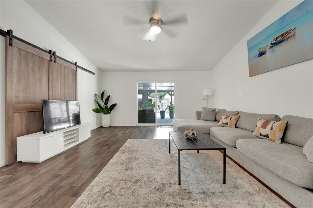 3301 Excalibur Circle Property Photo 3