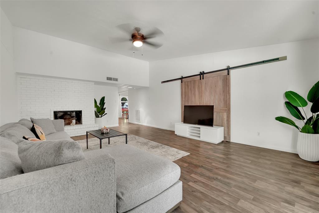 3301 Excalibur Circle Property Photo 4