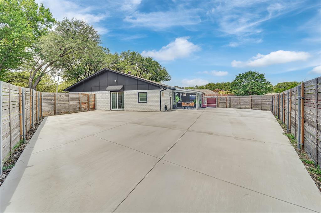 3301 Excalibur Circle Property Photo 25