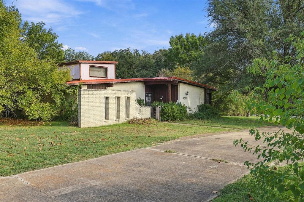 5501 Camino Dos Lagos Drive Property Photo 1