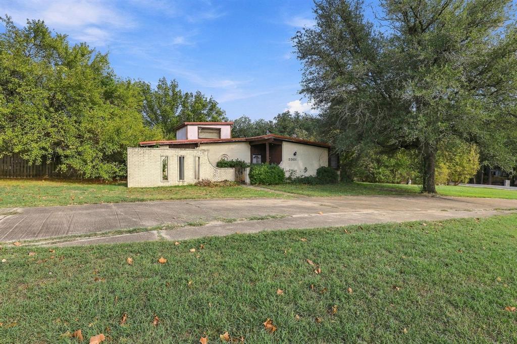 5501 Camino Dos Lagos Drive Property Photo 2