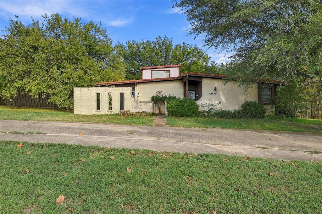 5501 Camino Dos Lagos Drive Property Photo 3