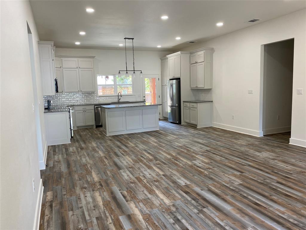 702 Davis Avenue Property Photo 2